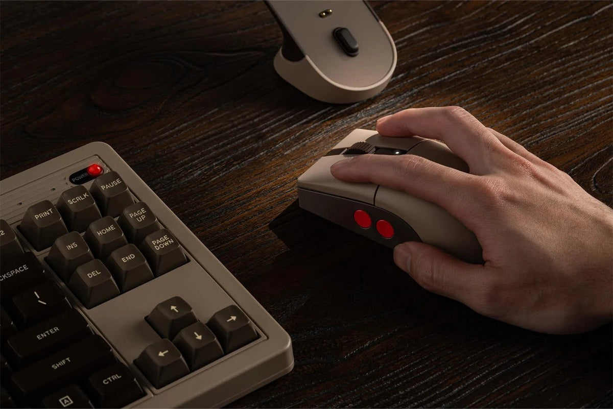 8Bitdo Retro R8 2.4Ghz / Bluetooth draadloze muis voor PC Windows en MacOS - C64 Edition - Gamesellers.nl